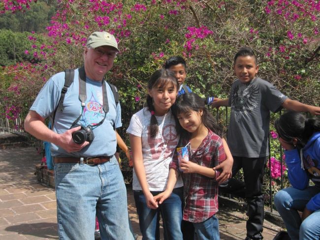 Gordon with Mayan children 2016