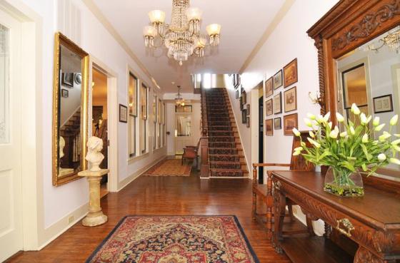 Image of entrance to the Atlantic Hotel Berlin MD