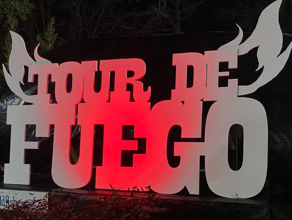 a sign that says tour de fugo on it