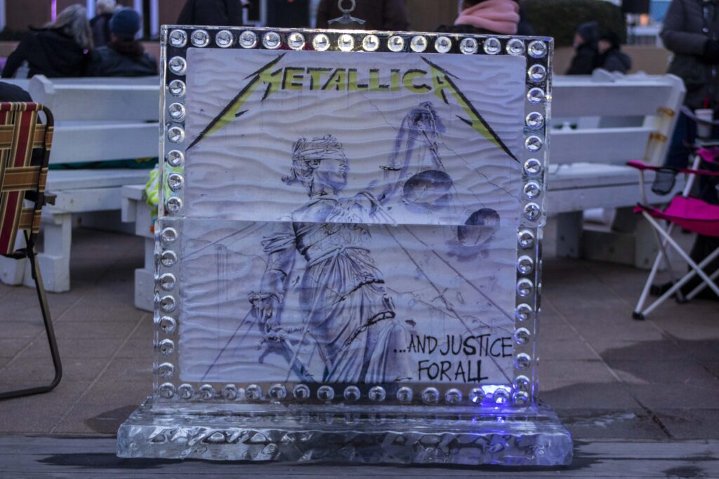 a sign with a picture of a statue of liberty on it