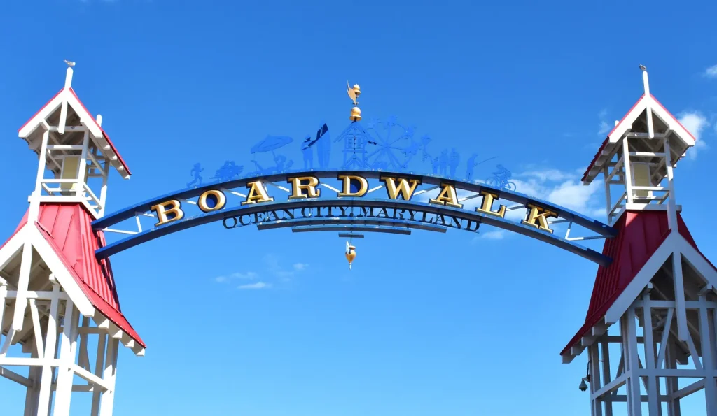 the entrance to the boardwalk at boardwalk park