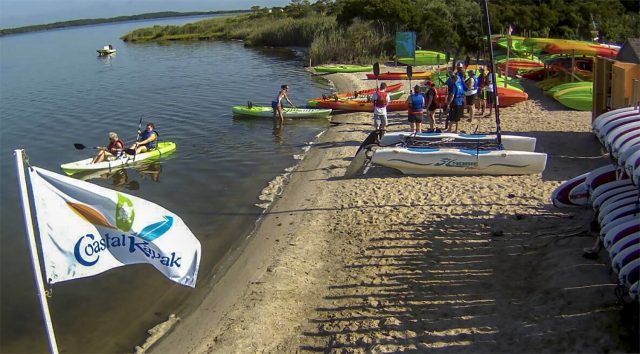WebCam Still - Image of sunny beach and kayaks