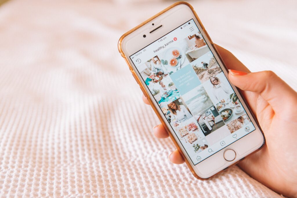 iPhone displays instagram feed