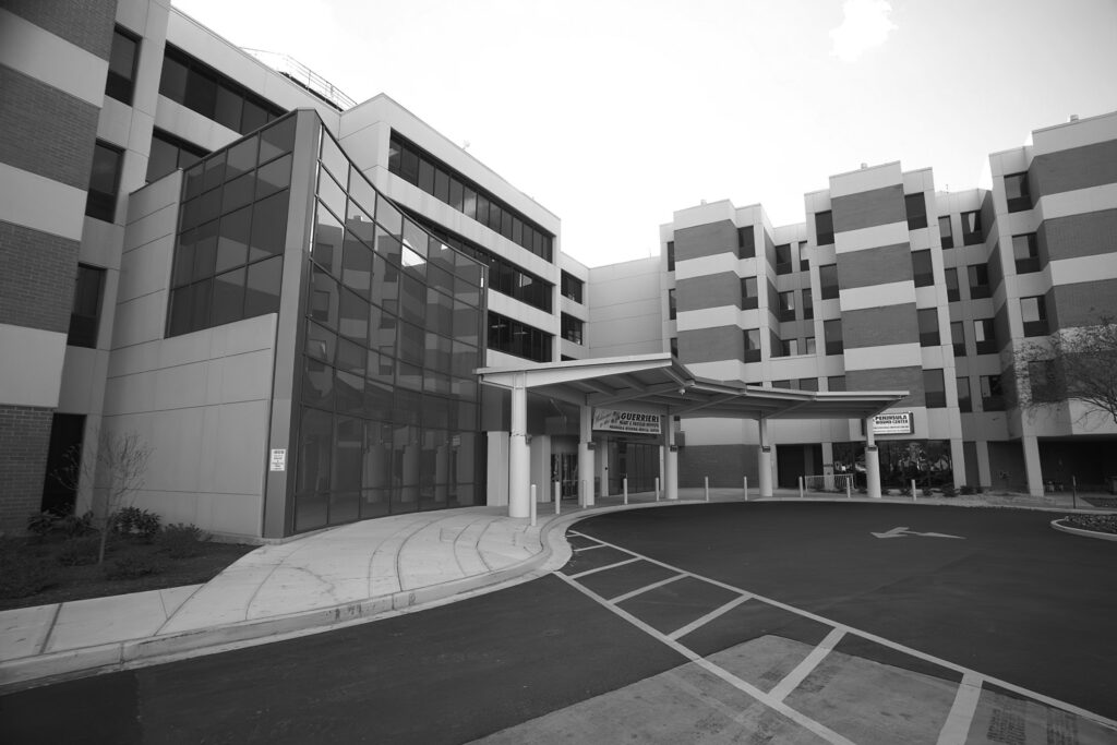 a black and white photo of a building