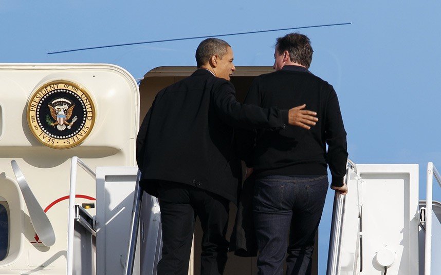 Obama and UK Prime Minister aboarding a plane in conversation