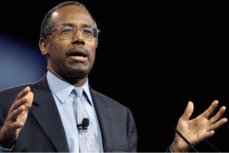 Benjamin Carson gives a speech with hand cues