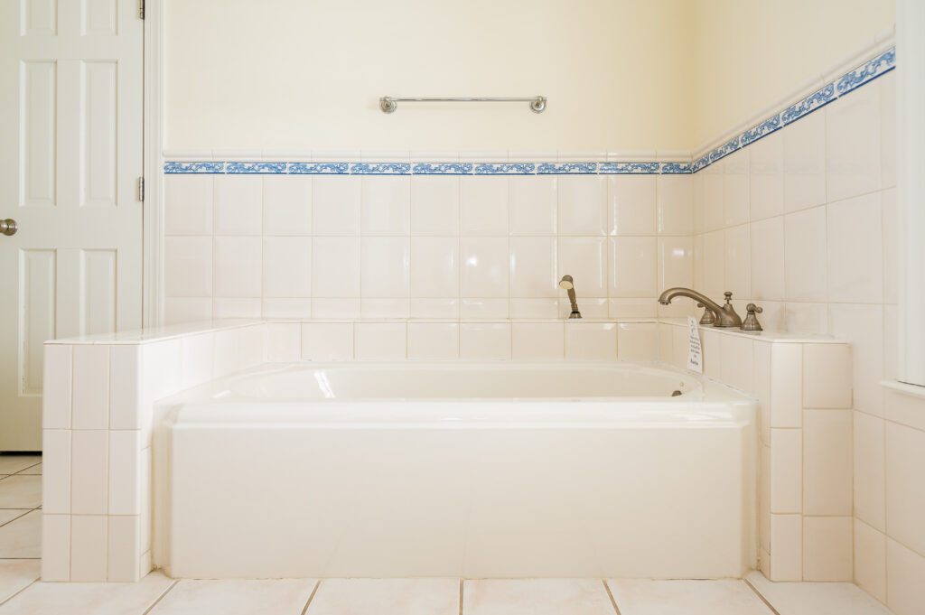 Image of a bathtub in the bridal suite bathroom at King Cole Farm