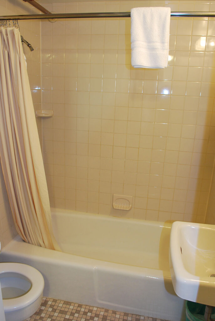 a bathroom with a toilet, sink and bathtub