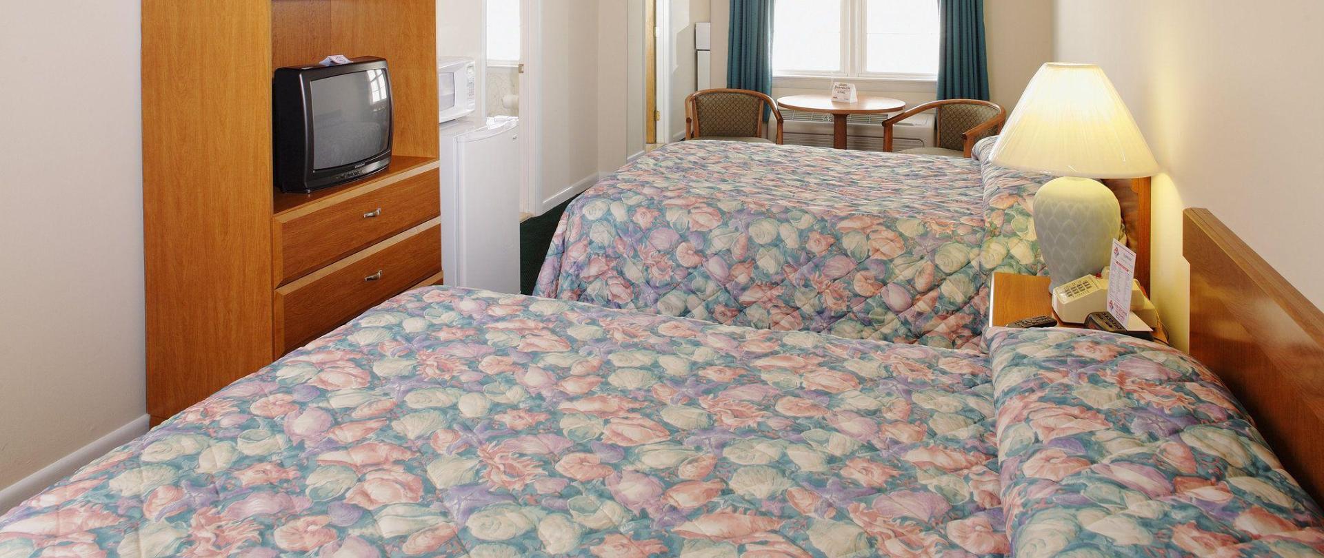 double bedroom with 2 full size beds