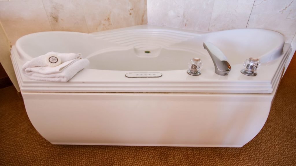 white jacuzzi tub