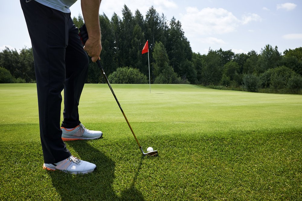man playing golf ready to putt