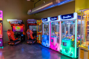 a row of arcade machines sitting next to each other