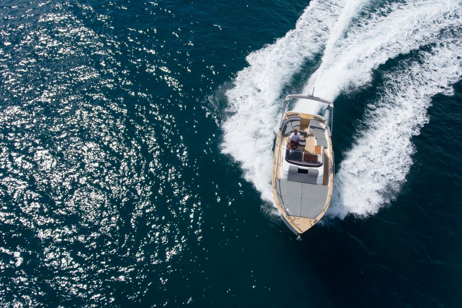 a small boat is traveling through the water