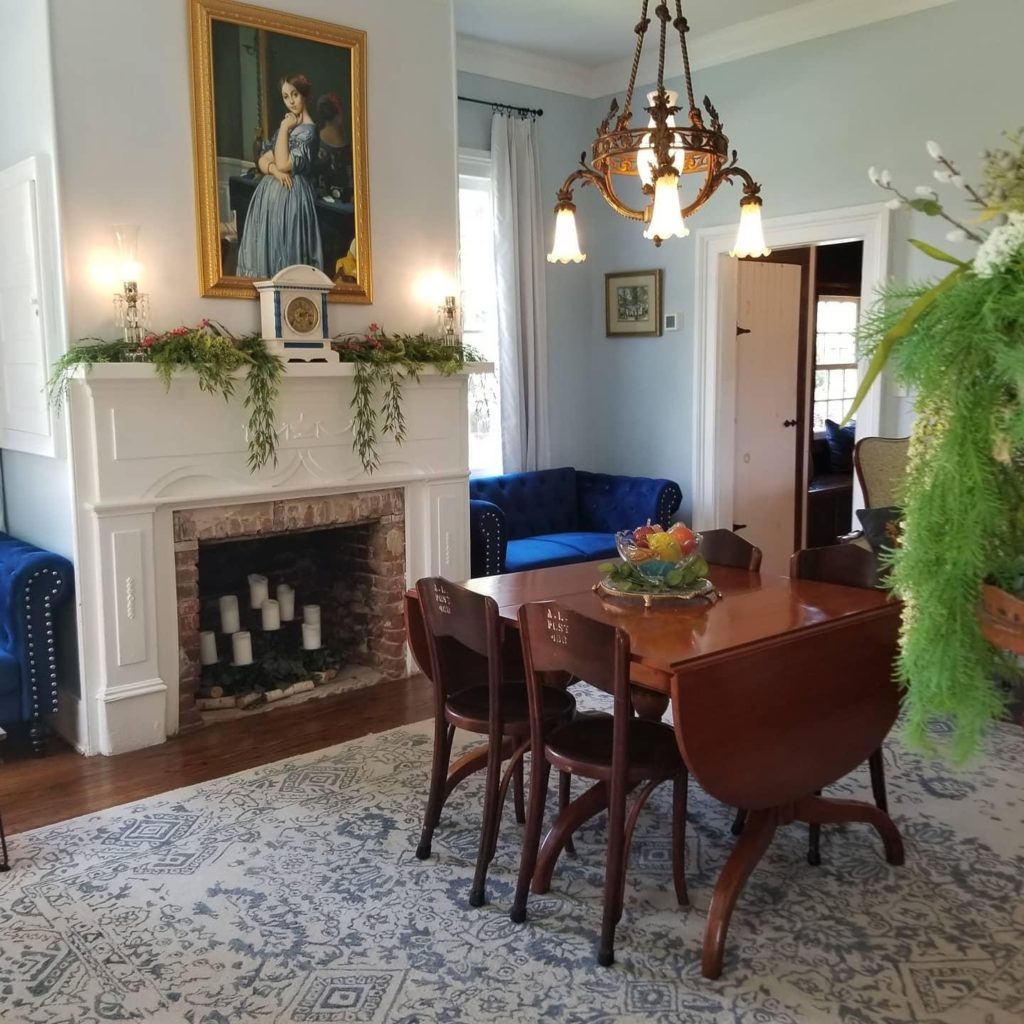 dining room inside the Mariner House at Windmill Creek